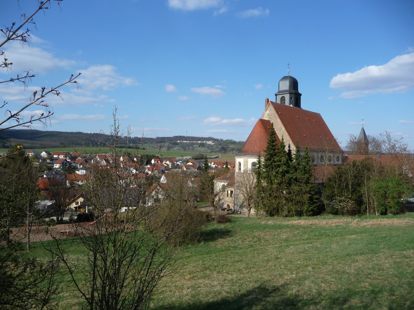 Blick über Ramsen mit der katholischen Pfarrkirche Mariae Himmelfahrt