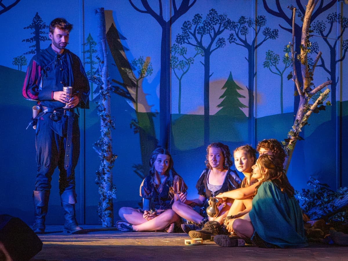 Die Gaukler erzählen abends ihre Geschichten.