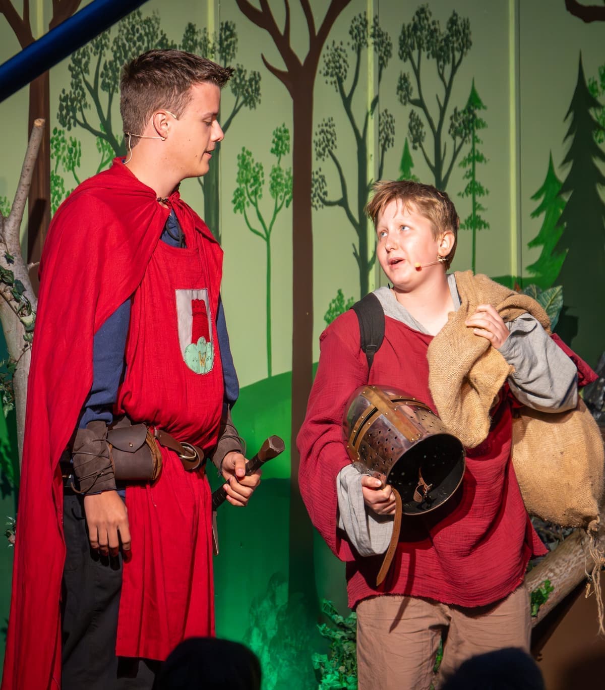 Berthold von Winzingen (Jonas Berst) mit seinem treuen Knappen Fridolin (Niko Wozniak)