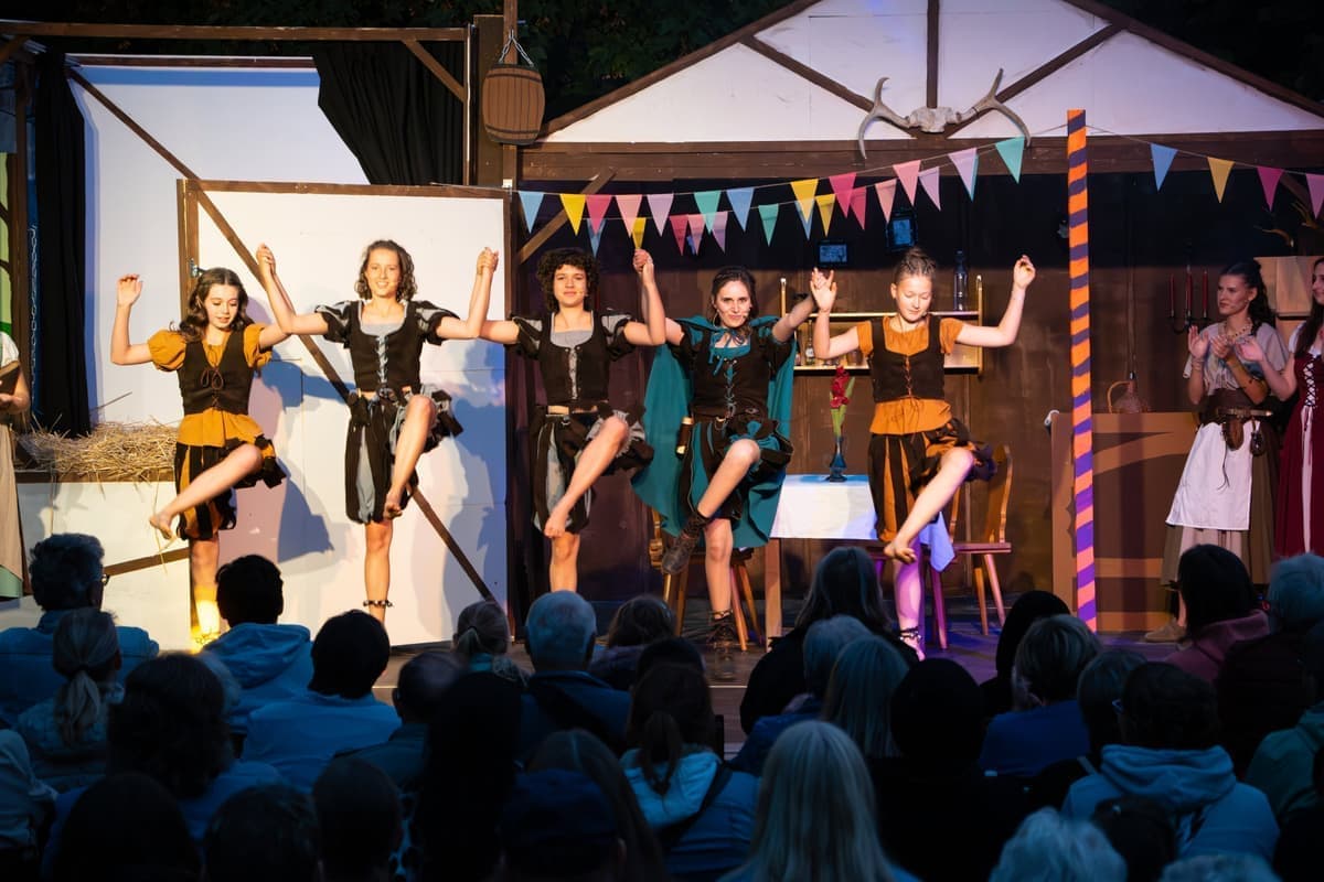 Ein großes Fest auf dem Dorfplatz