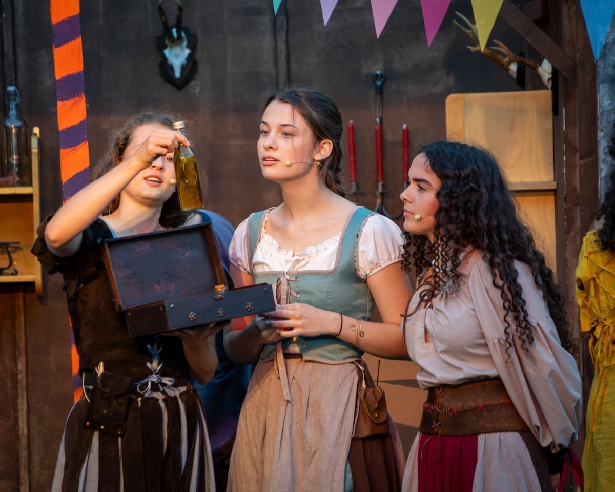 Auf Jahrmarkt bietet Talia (Maria Misling) ihre Tinkturen feil.