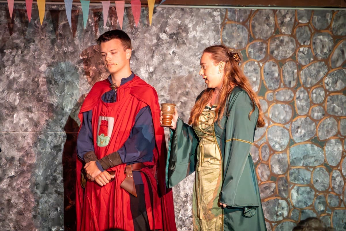 Berthold von Winzingen (Jonas Berst) lernt seine Verlobte Agnes (Nora Bidinger) kennen.