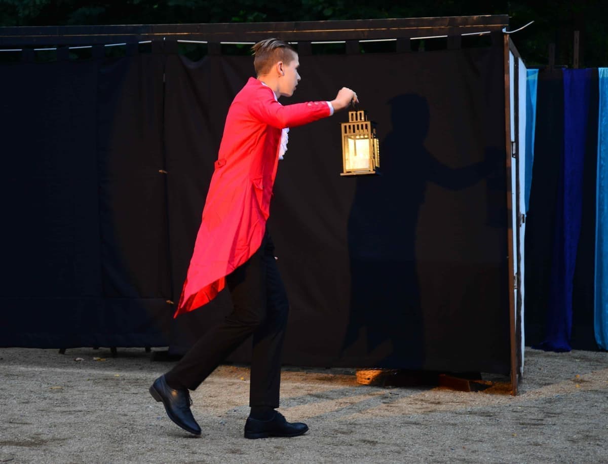 Johann (Leon Rörig) treibt im Dorf sein Unwesen