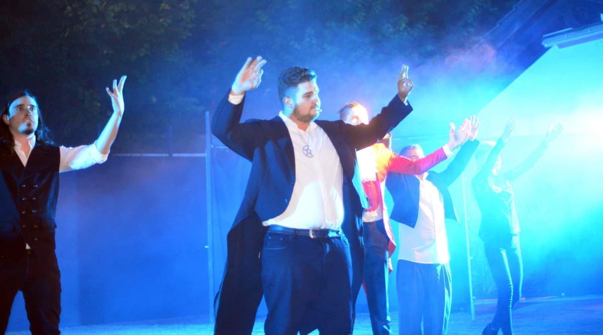 Der Graf (Anton Rikart) begrüßt den Tribut auf seinem Anwesen