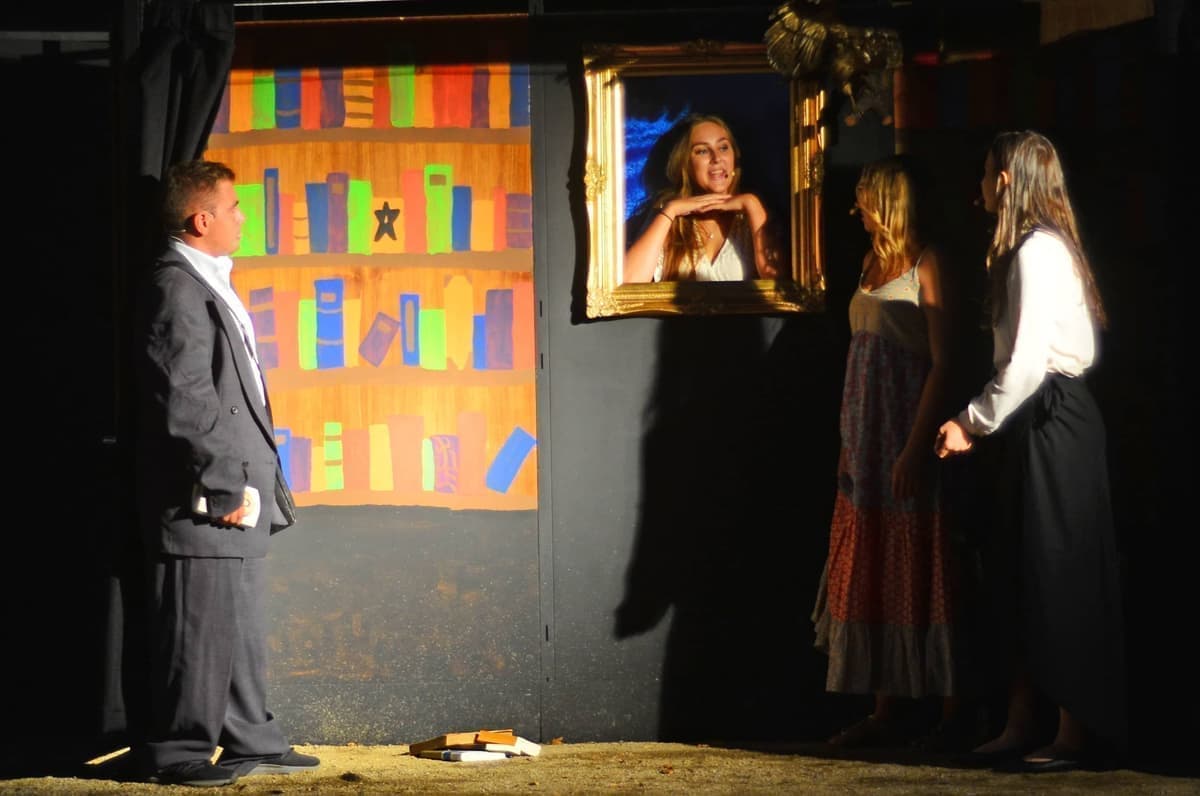 Hausgeist Anastasia (Anna Rieder) hilft Emmas Freunden