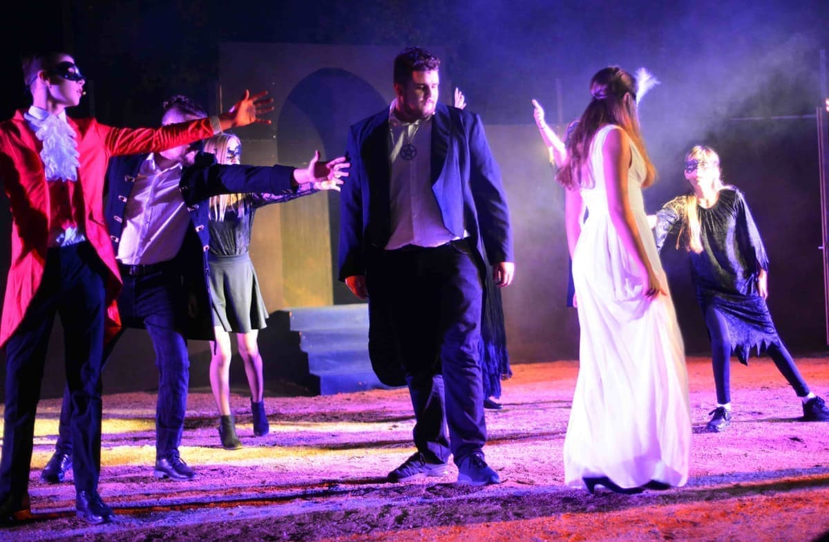 Der Graf (Anton Rikart) bittet Emma (Toni Kummermehr) zu einem letzten Tanz