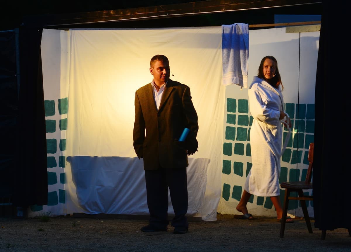 Hans (Till Michel) hat aus Versehen Emma, die Tochter des Bürgermeisters, (Toni Kummermehr) in einer unangenehmen Situation kennengelernt