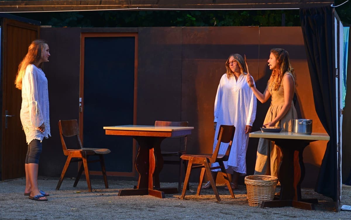 Ida (Anna Kummermehr) hat Emma, ihrer großen Schwester(Toni Kummermehr) ,einen Streich gespielt. Ihre Mutter (Marleen Pohl) greift ein.