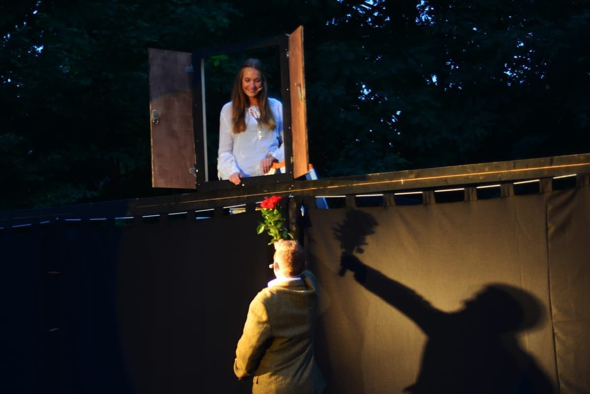 Hans (Till Michel) macht Emma (Toni Kummermehr) den Hof