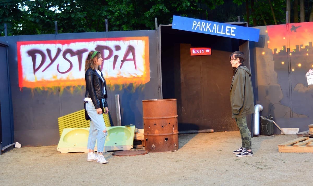 Mira (Marleen Pohl) und Moon (Jasmin Stricker)