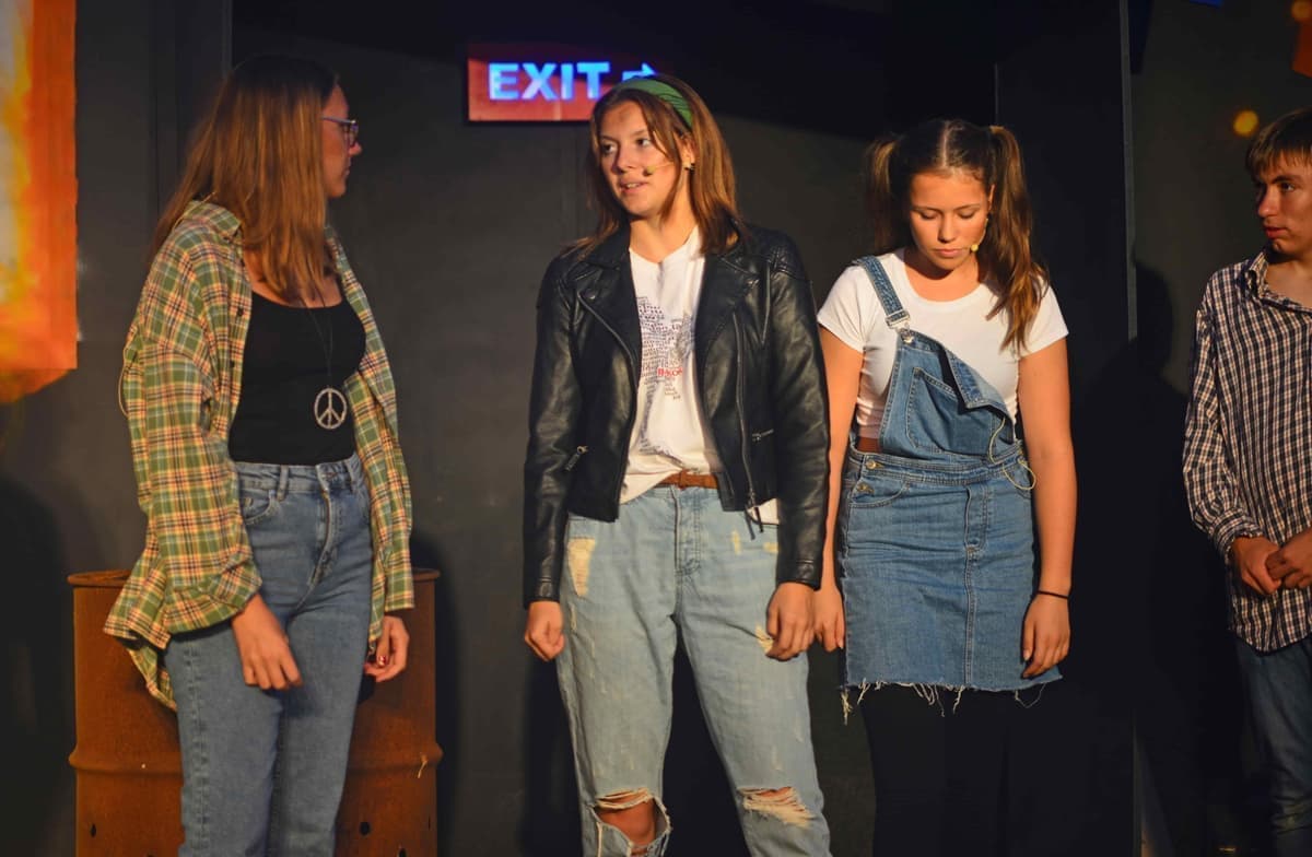 Moon (Anna Kummermehr) und Mira (Marleen Pohl) beratschlagen sich