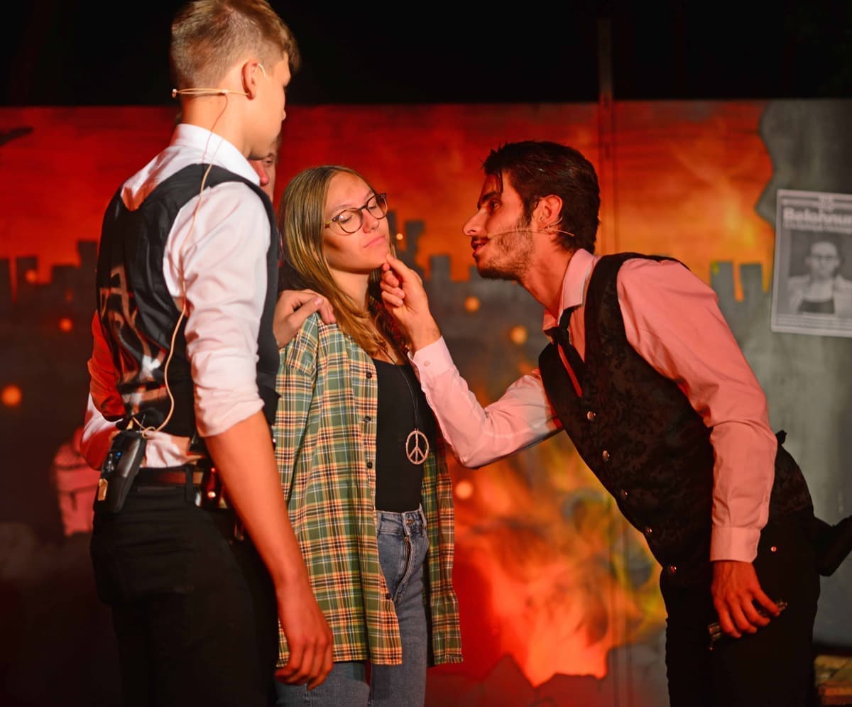 Vyper (Francesco Santamaria) verhört Moon (Anna Kummermehr)