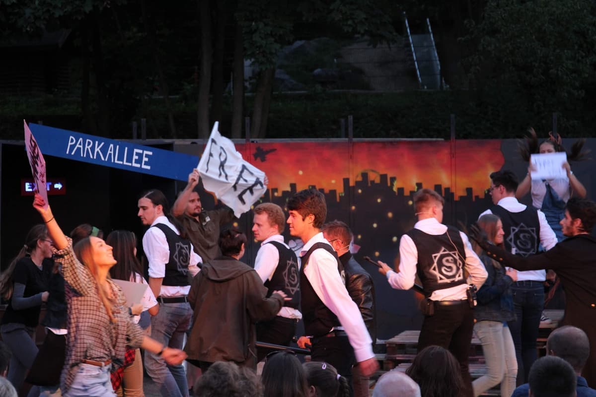 Die Free proben den Aufstand gegen die Herrschaft der Snakes