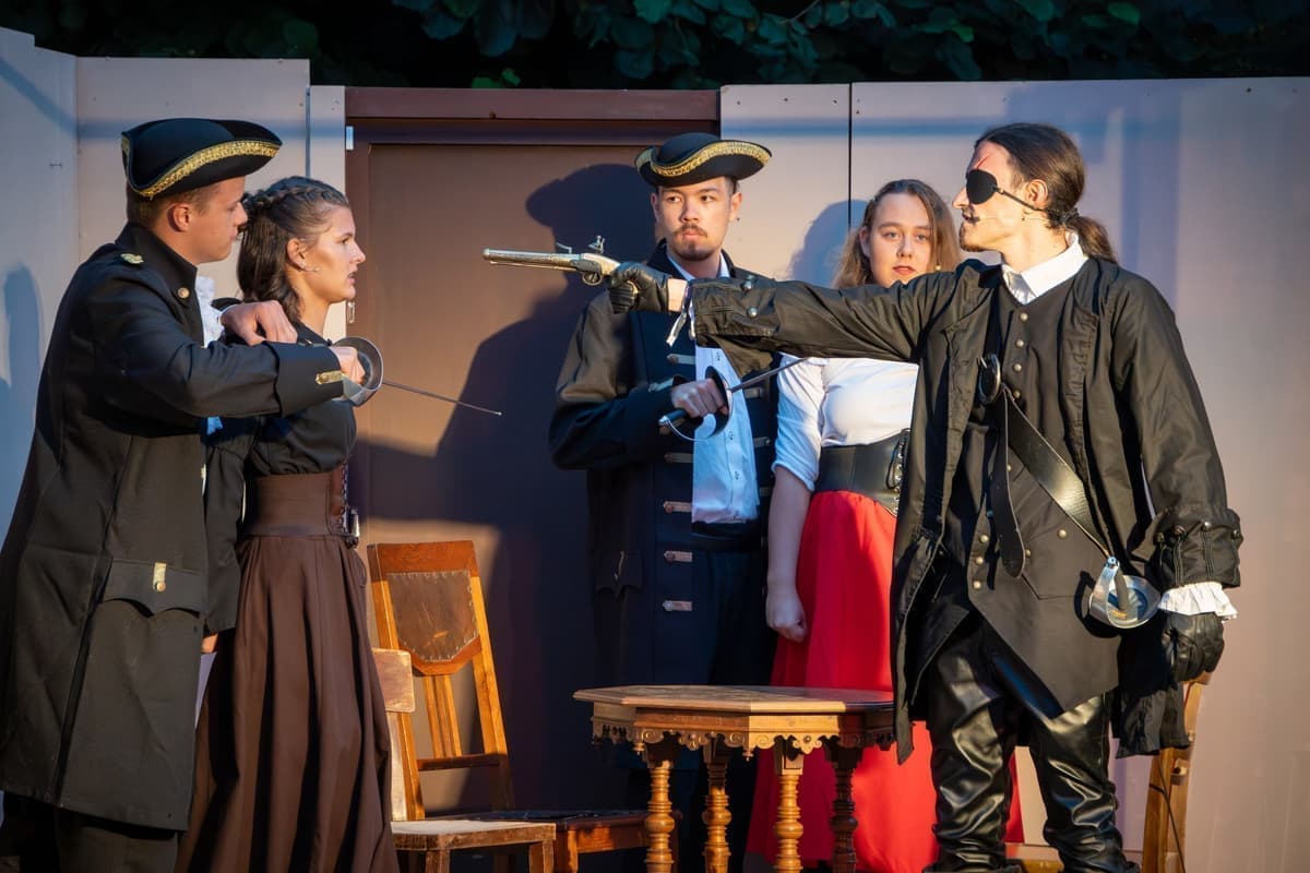 Capitan Javier (Sebastian Sattler) jagt die Piraten