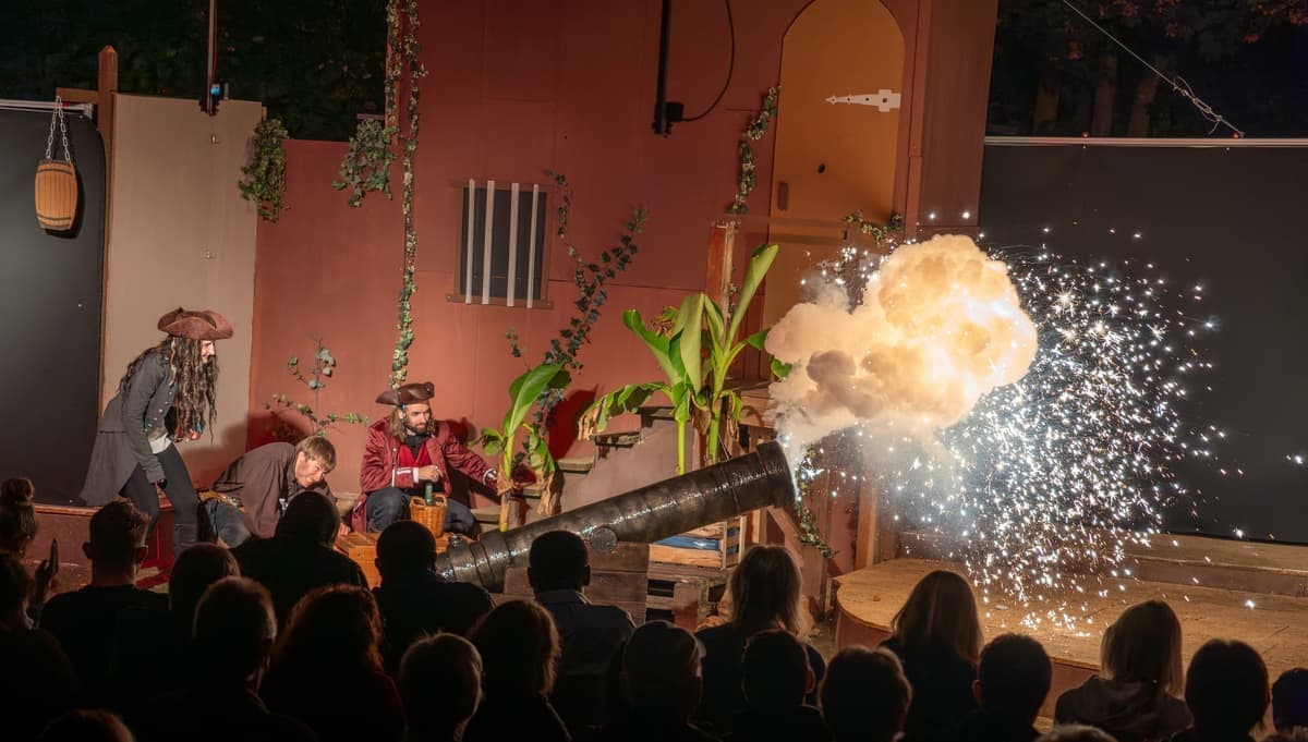 Mary (Carina Sattler) befreit Anne mit einem großen KABOOMM!