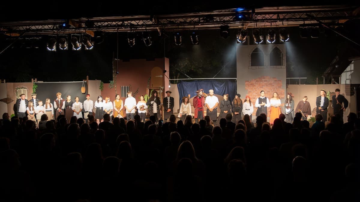 Das gesamte Ensemble bei der Verbeugung