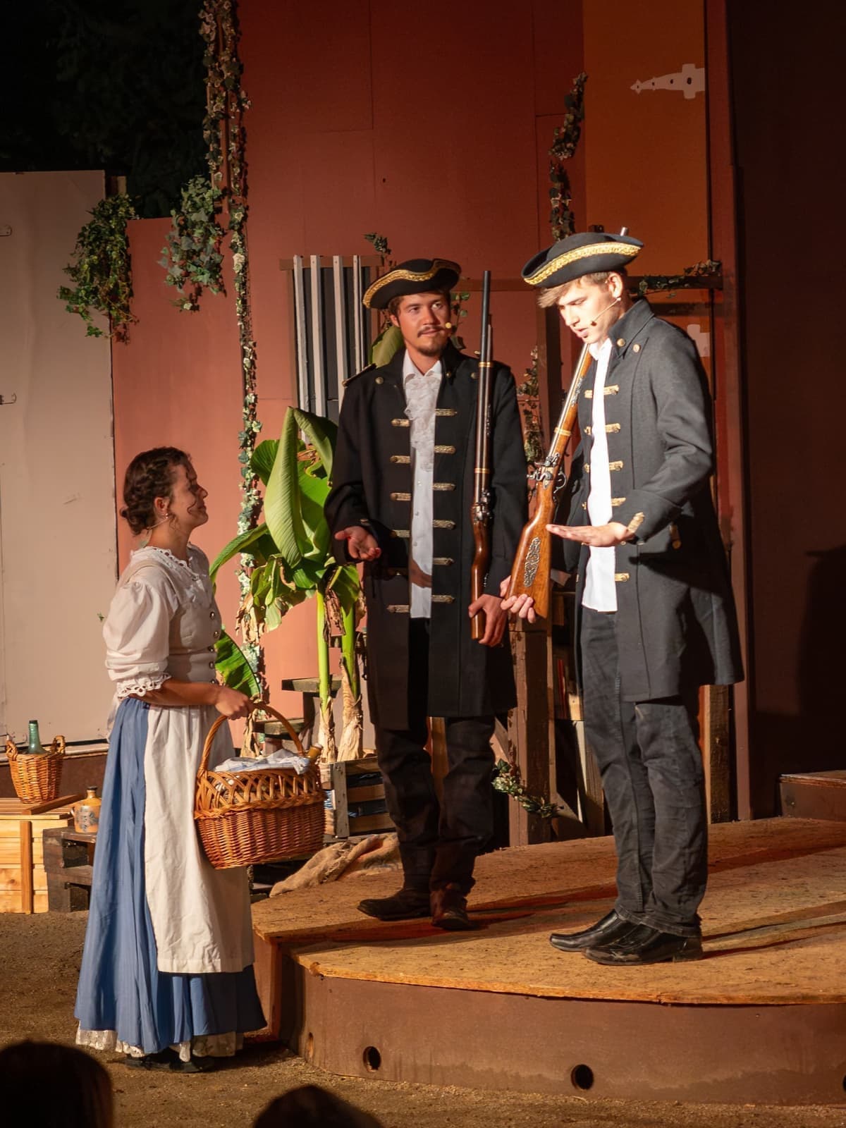 Carmen (Magdalena Misling) versucht die Wachen zu überzeugen