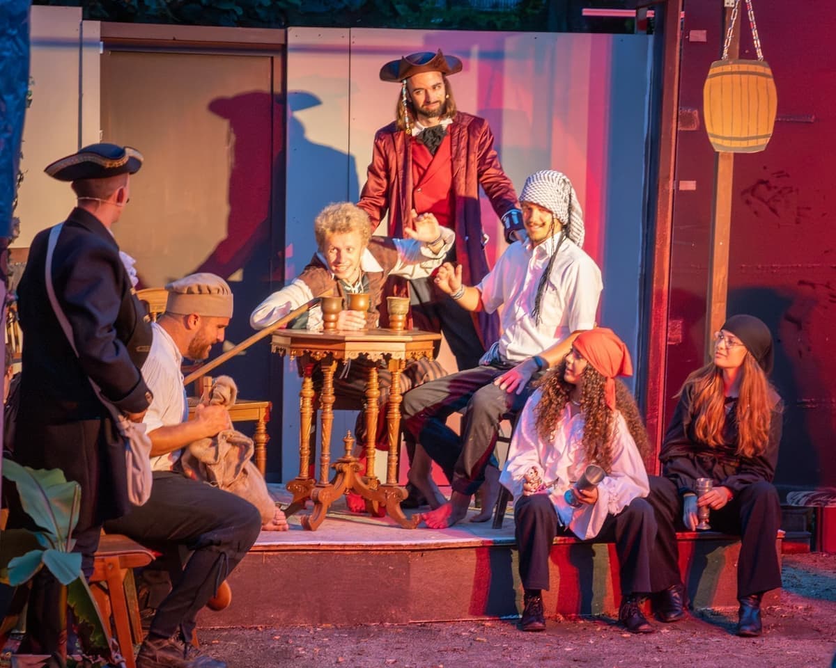 Blackbeard (Louis Noe) heuert eine neue Crew an