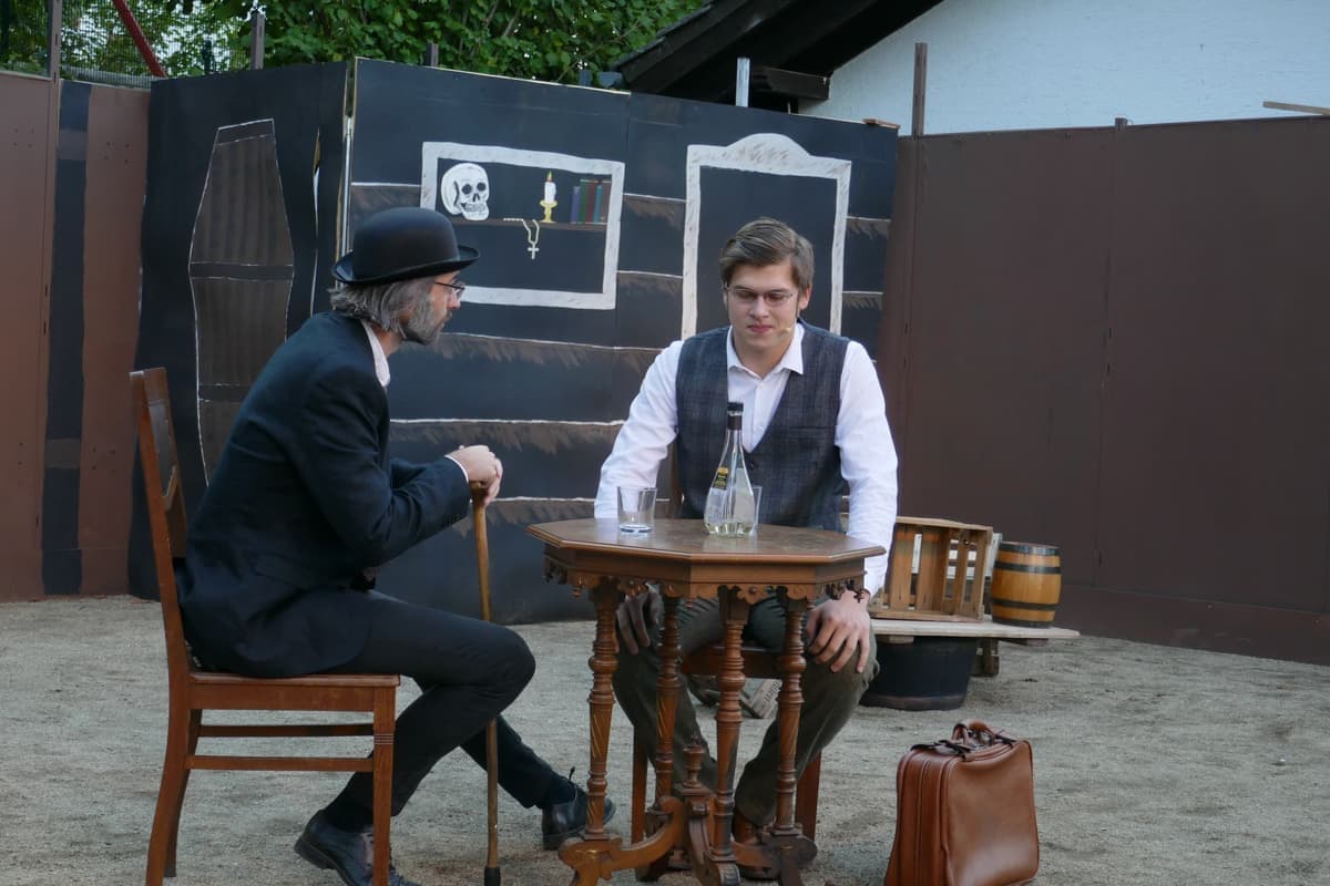 Ben (Leon Rörig) und Frank (Louis Noe) bekommen die Nachricht von ihrer Erbschaft