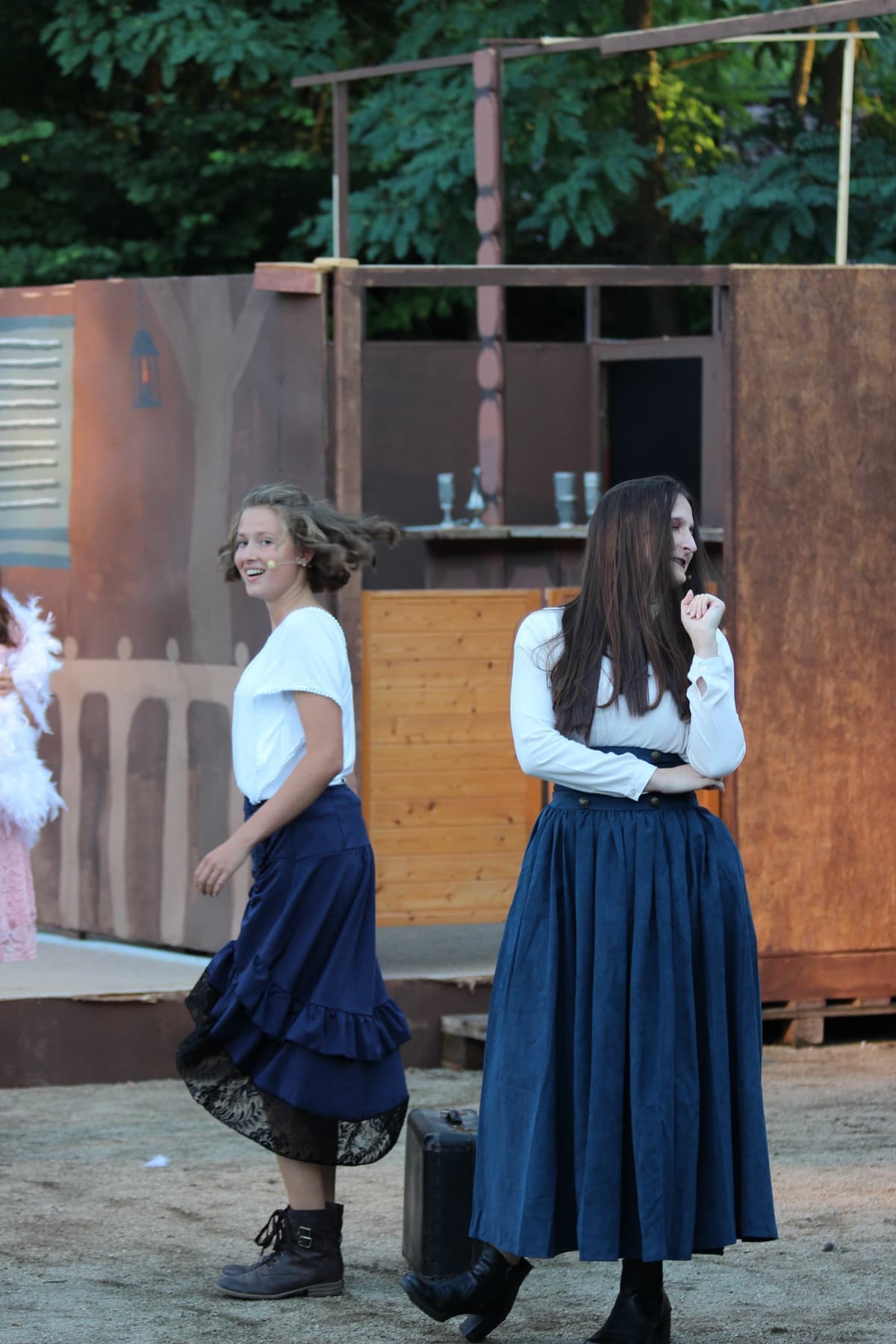 Kaum zurück in der alten Heimat, wird sie erkannt.