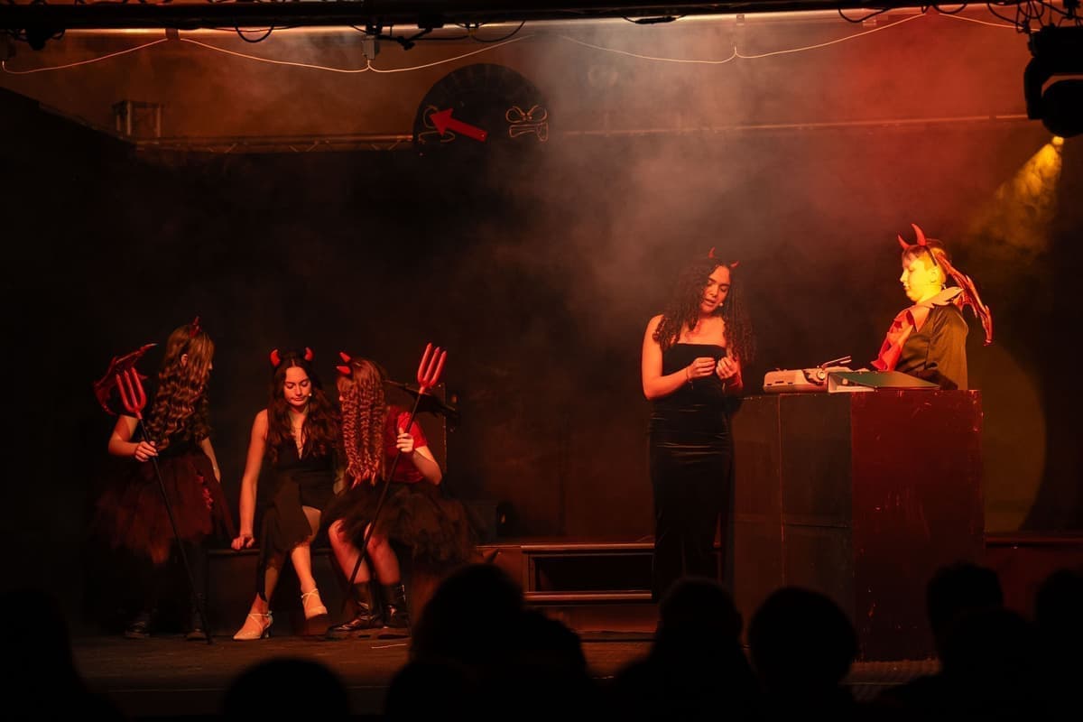 Belzebub (Nikodem) versucht Zeit zu zuschinden in dem er die Tochter des Teufels, Lucy (Elena), ablenkt.