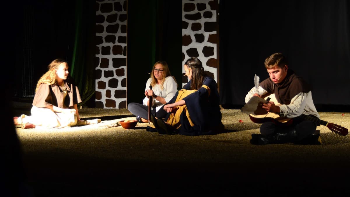 Die Verfolgten haben es sich im Lager von Anne (Anna Kummermehr) gemütlich gemacht.