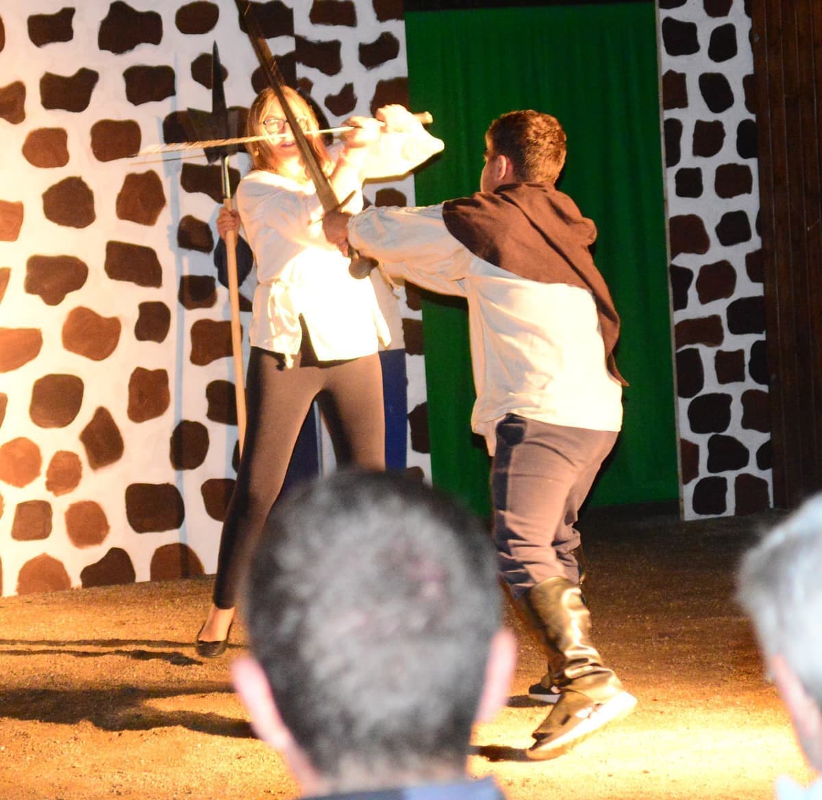 Mattes (Till Michel) wird von Anne (Anna Kummermehr) für den großen Kampf trainiert.