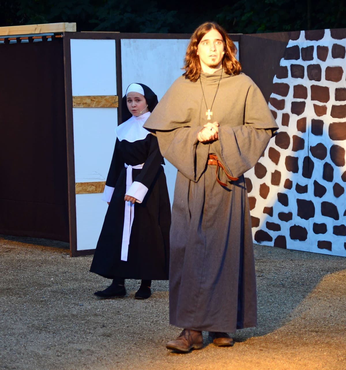 Der Abt (Sebastian Sattler) ist ganz aus dem Häusschen. Hoher Besuch steht an.