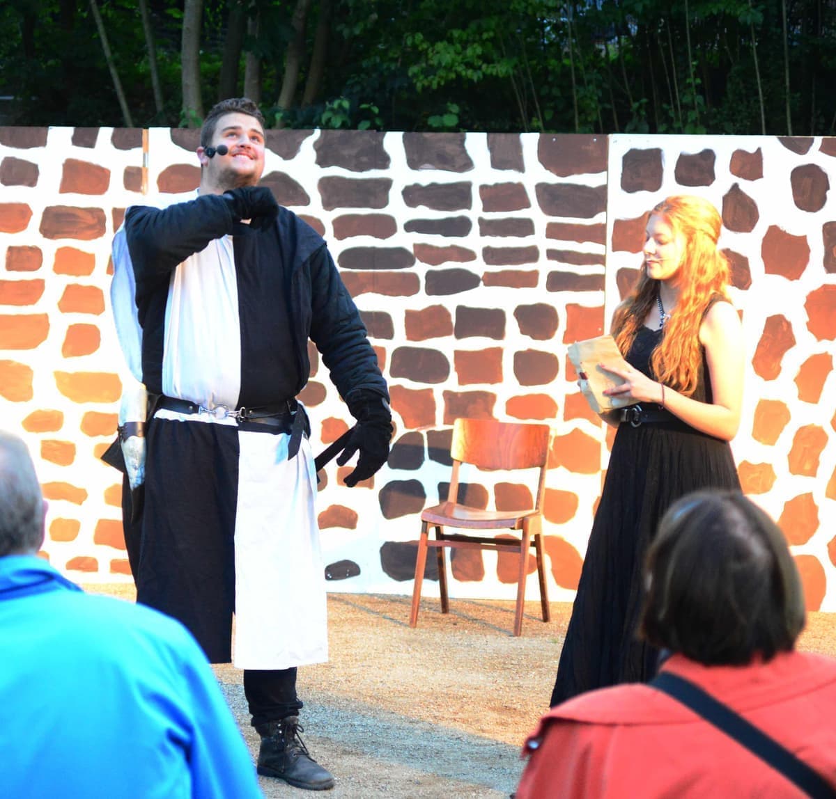 Hauptmann Lorenz (Anton Rikart) und Prinzessin Elisabeth( Marleen Pohl) schmieden finstere Pläne.