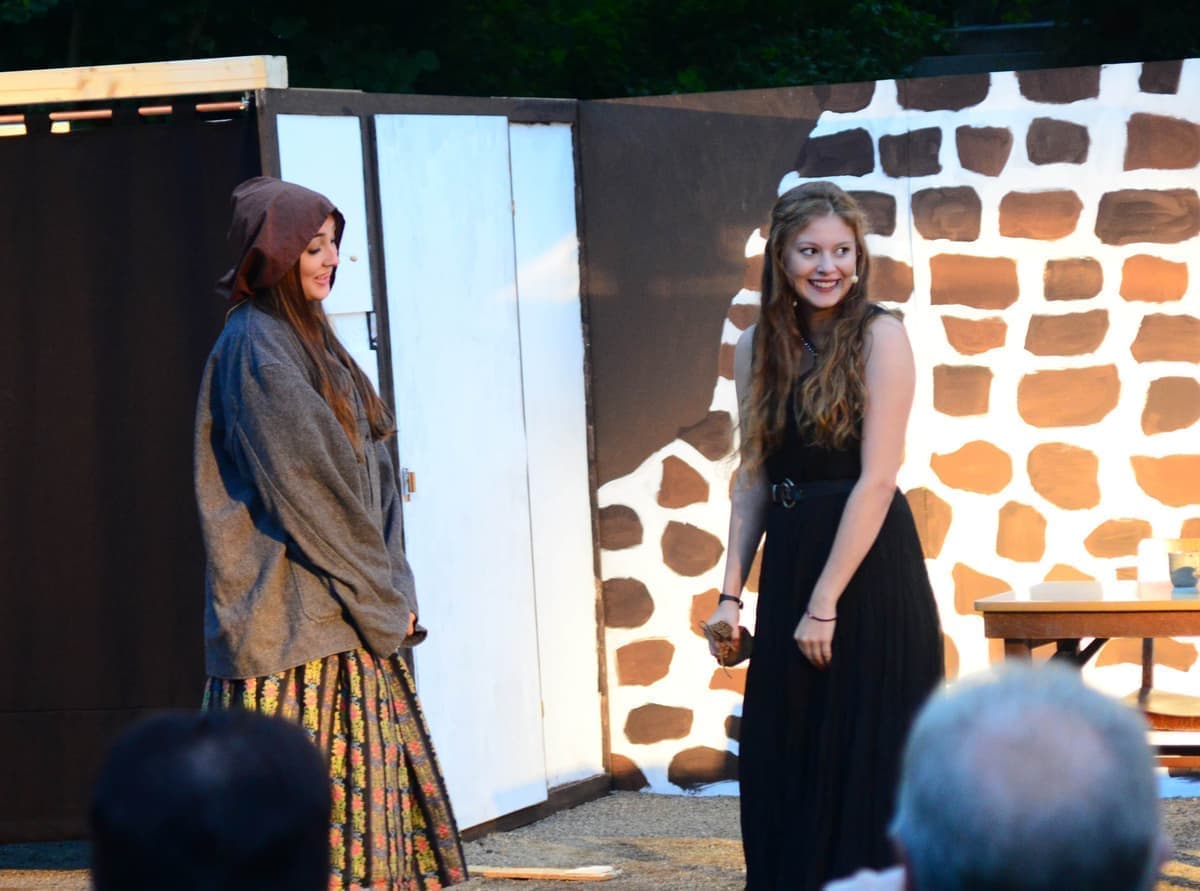 Die Stumpfwaldhexe (Anna Rieder) steckt mit Prinzessin Elisabeth (Marleen Pohl) unter einer Decke.