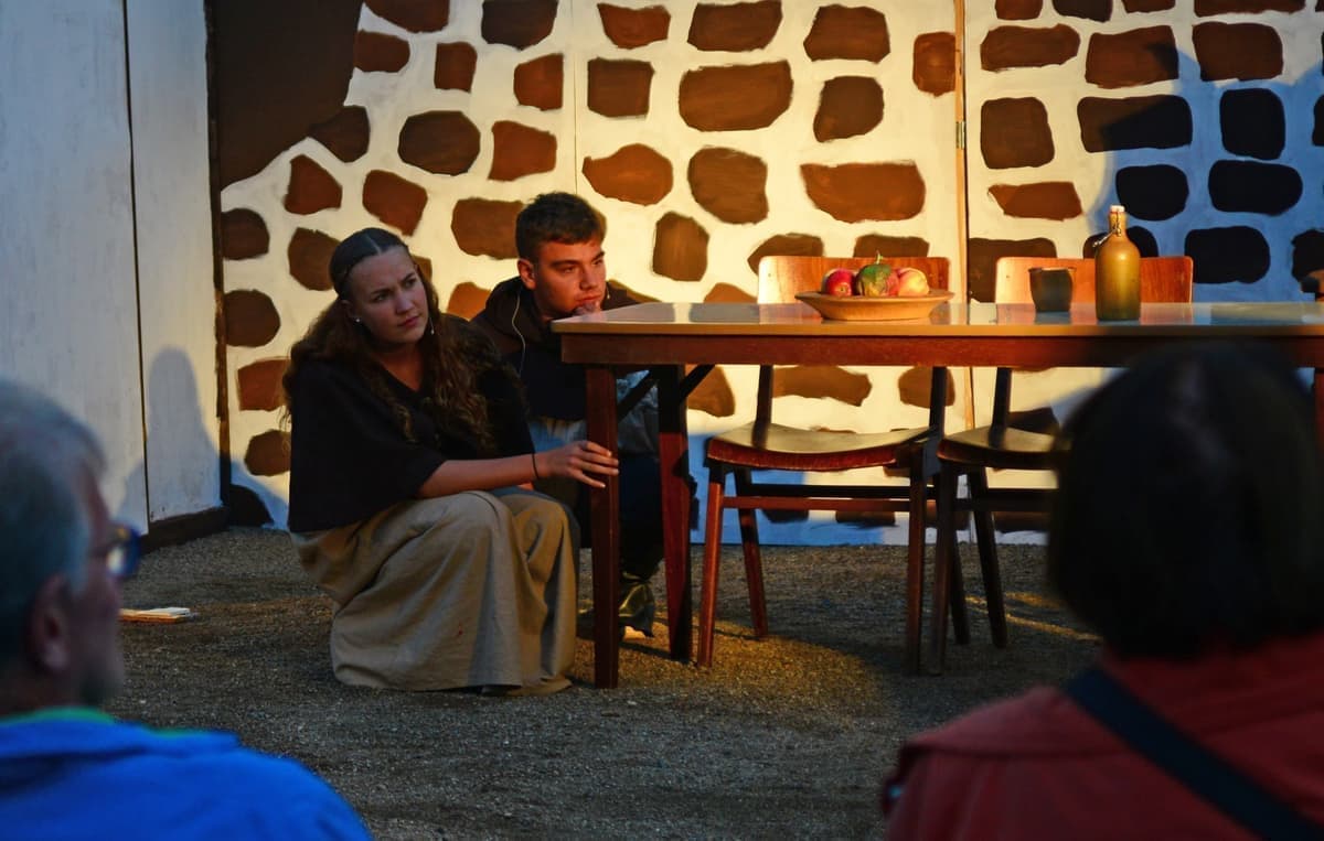 Agnes (Toni Kummermehr) und Mattes (Till Michel) beobachten die Verschwörer.