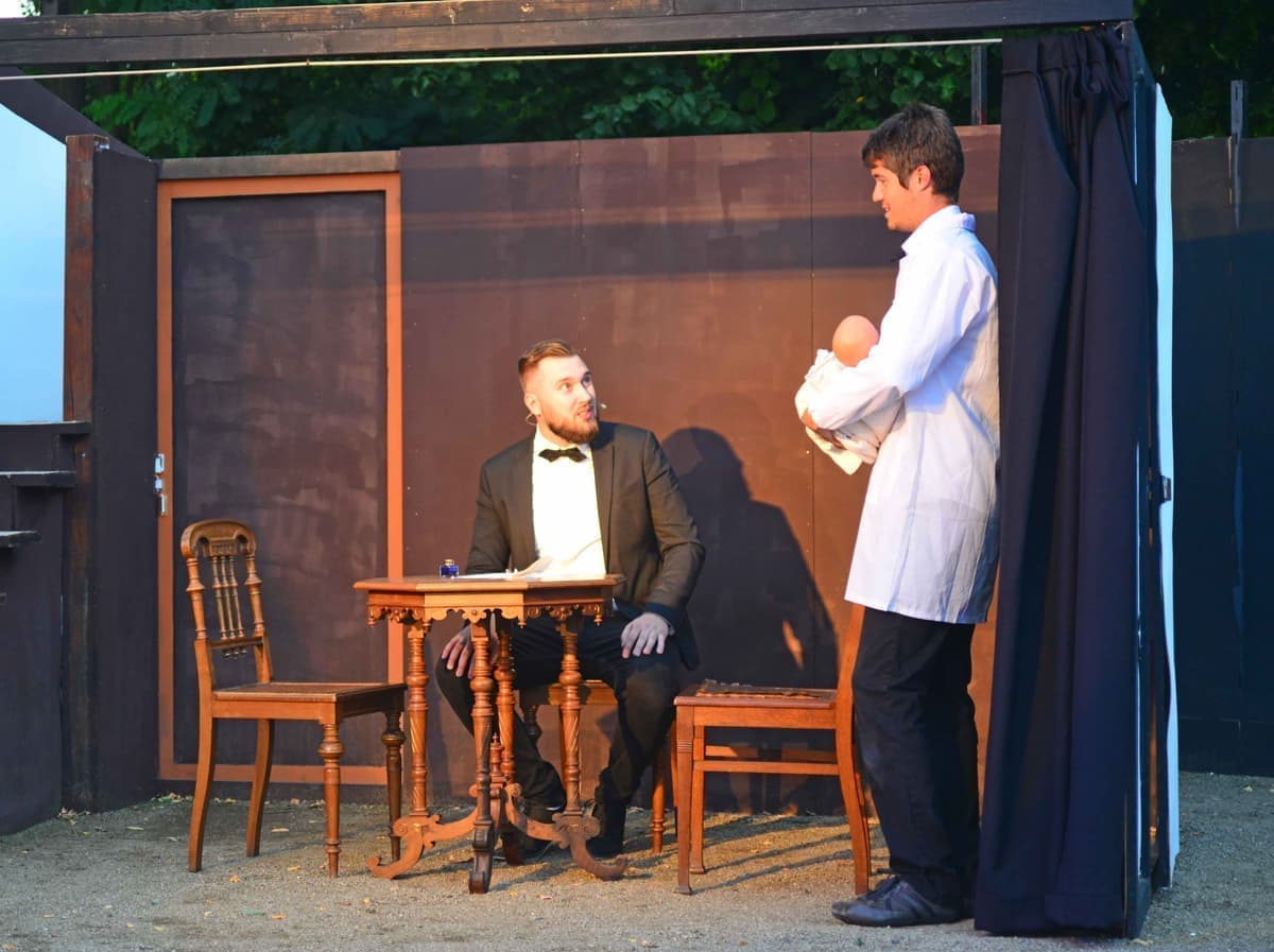 Der Leibarzt (Julian Peters) übergibt seinem Freund Theodor (Marc Becker) das Waisenkind