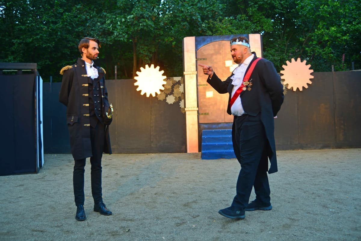 Der Kaiser befiehlt seinem Hauptmann die verschwundene Prinzessin zu finden.