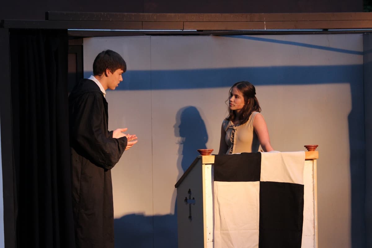 Georg (Leon Rörig) trifft das erste Mal auf Klara (Luisa Stark)