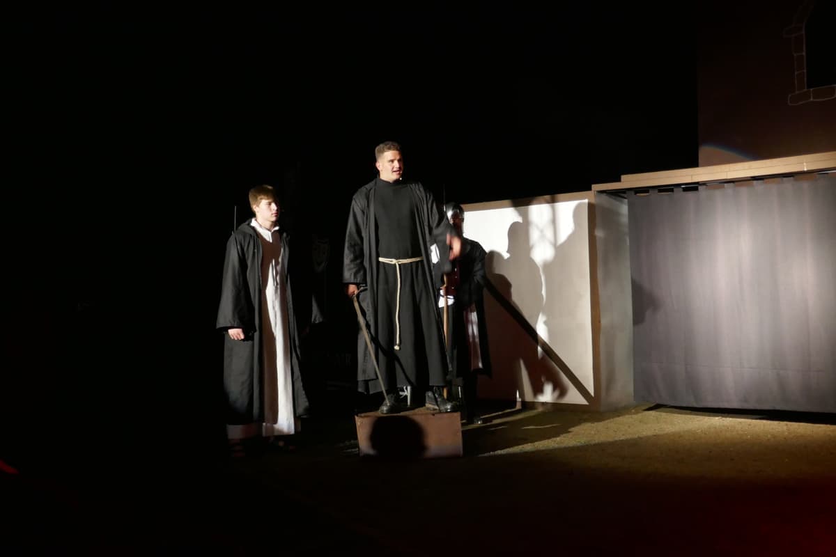 Fürstbischof Reinhard (Anton Rikart) eilt zur Hilfe