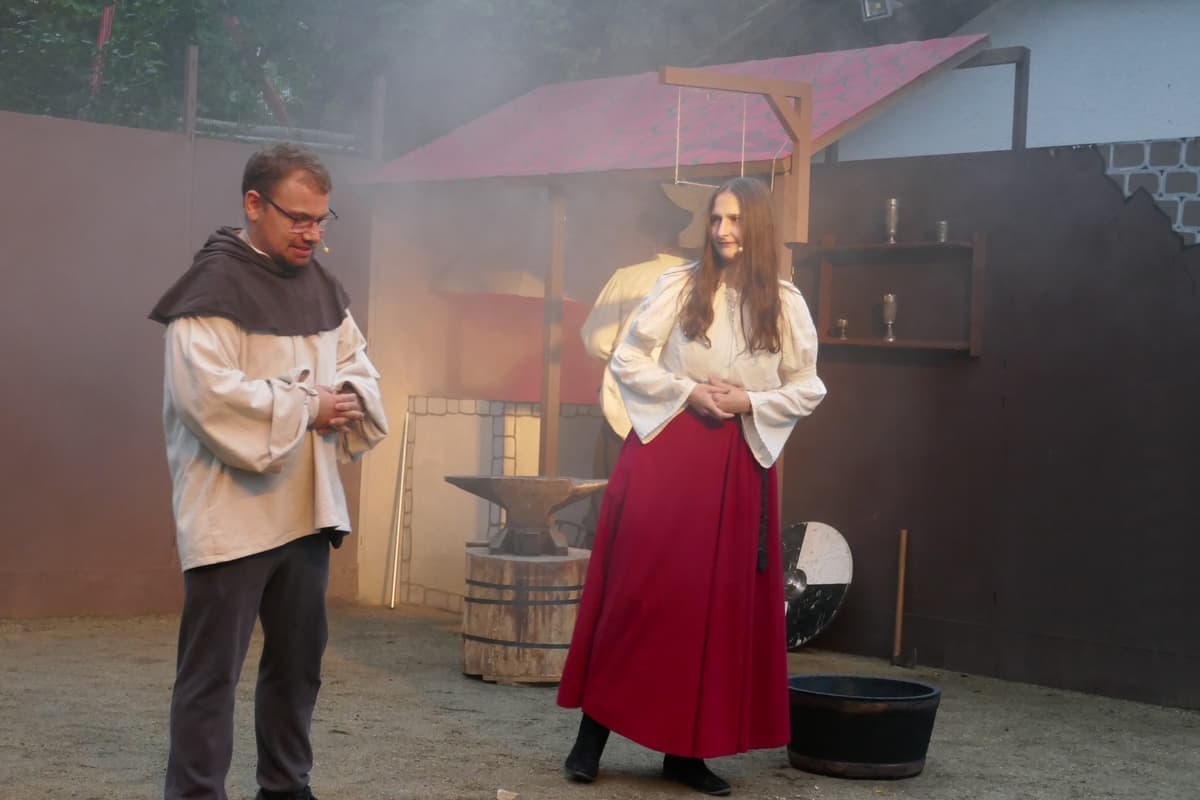 Mattes (Till Michel) und Helene (Carina Sattler)