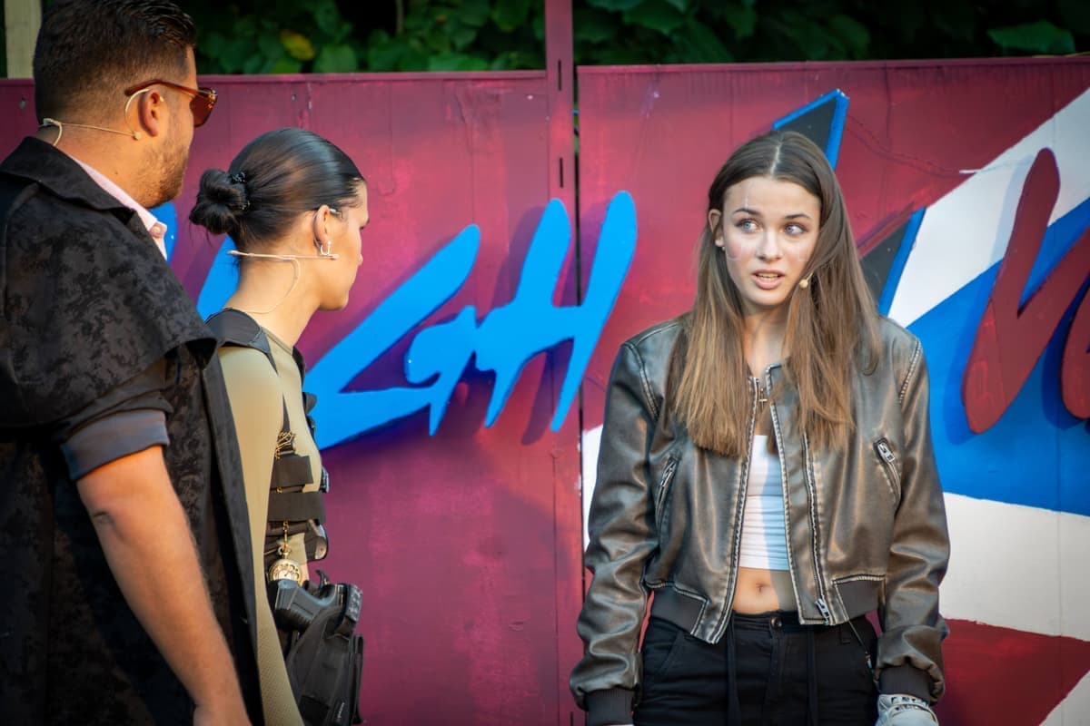 Nyra (Theresa Kummermehr) stellt sich der Gruppe vor.