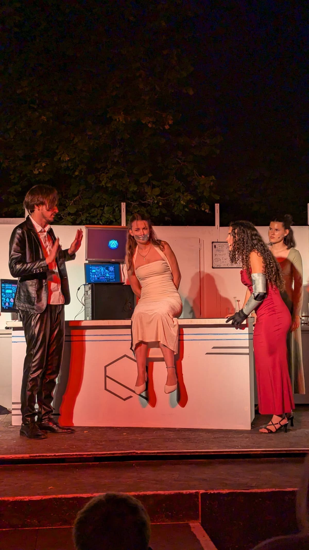 Aria (Elena Matheis) traut Nyra (Theresa Kummermehr) nicht