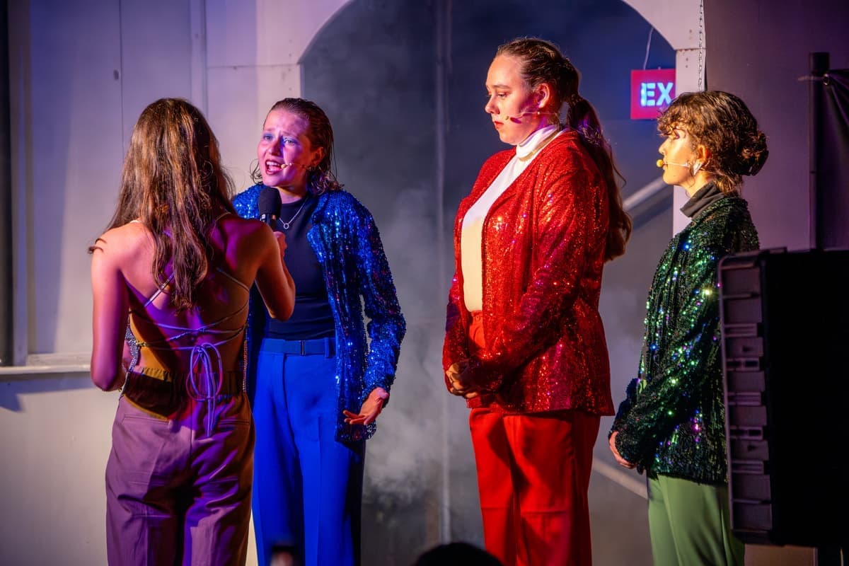 Die Chrome Schwestern (Maria Misling, Nora Bidinger und Magdalena Misling) werden interviewt.