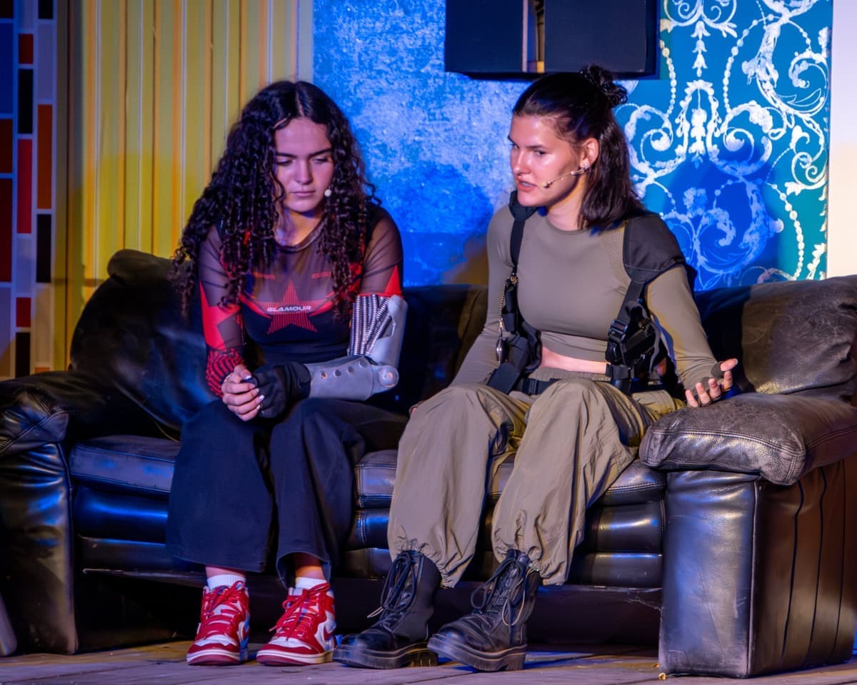 Aria (Elena Matheis) und Vega (Nele Rörig)