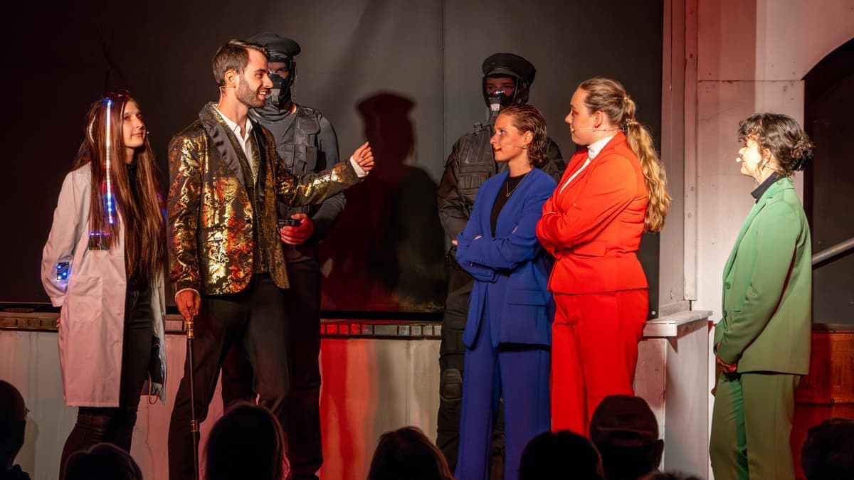 Blade (Louis Noe) heißt die Chrome Schwester willkommen.