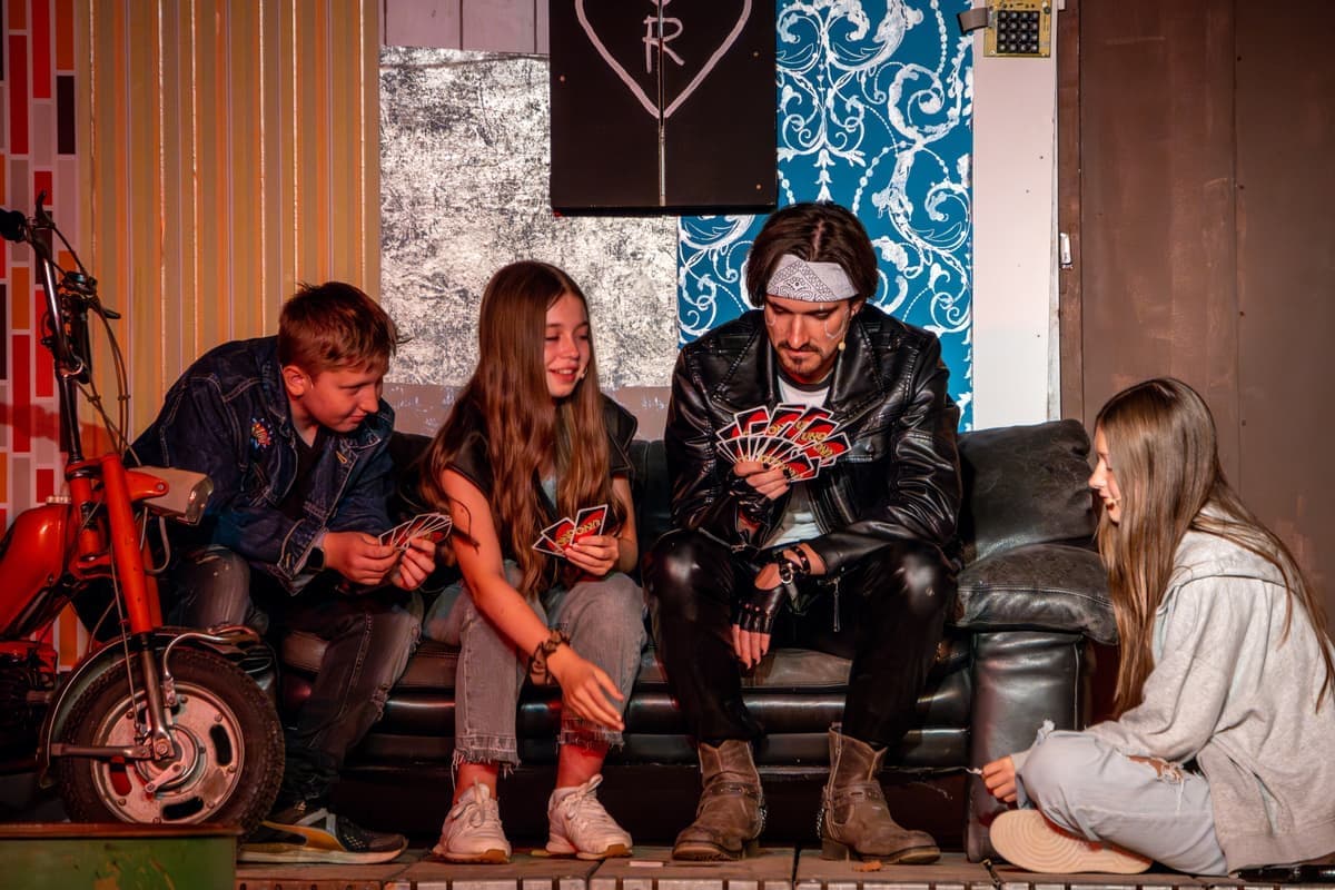 Dante (Sebastian Sattler) hasst Gesellschaftsspiele.