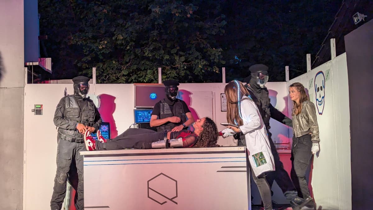 Aria (Elena Matheis) muss für Alesas (Carina Sattler) Experimente herhalten.