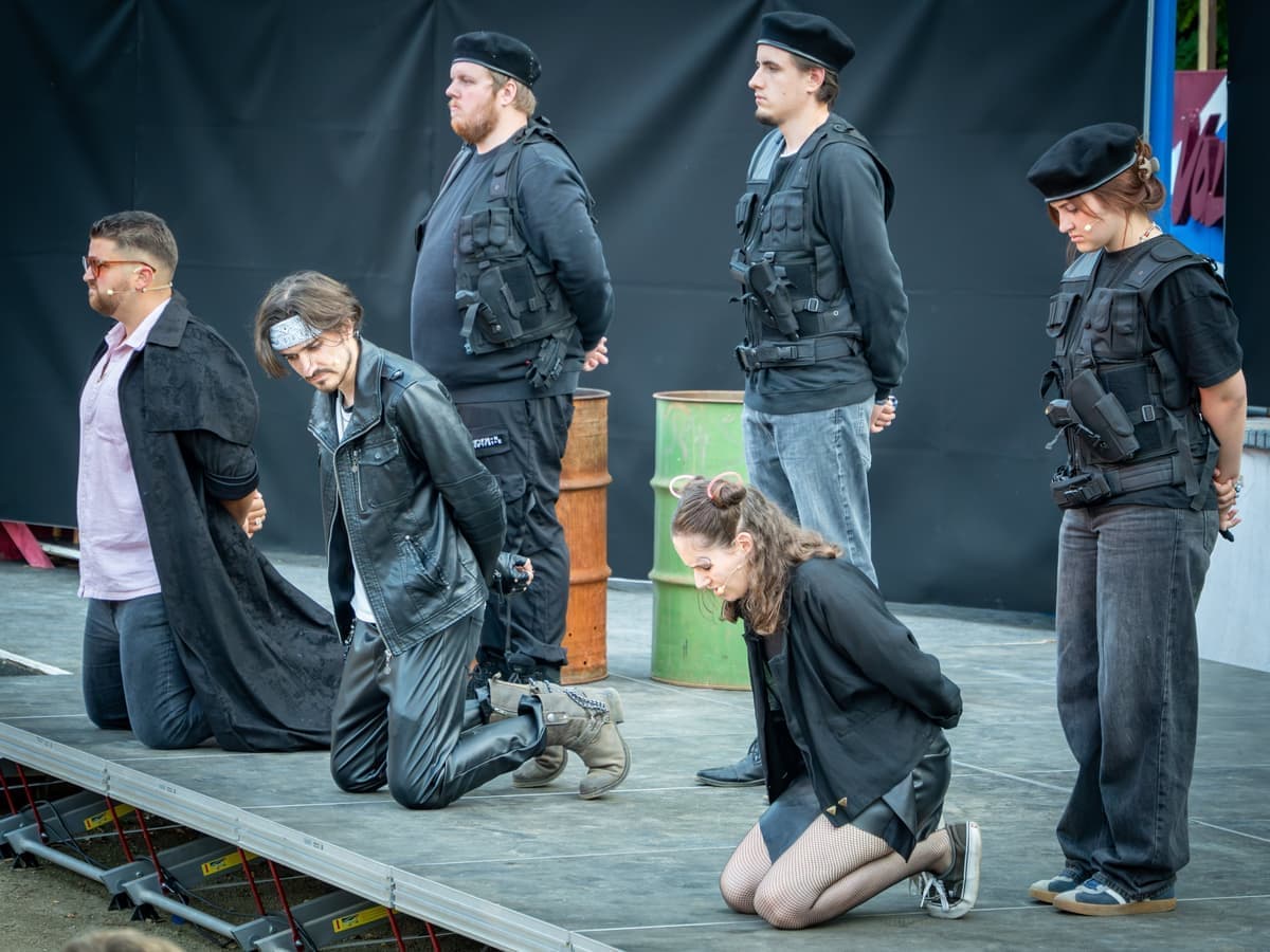 Erwischt: Hunter (Anton Rikart), Dante (Sebastian Sattler) und Raven (Lea) sind verhaftet worden