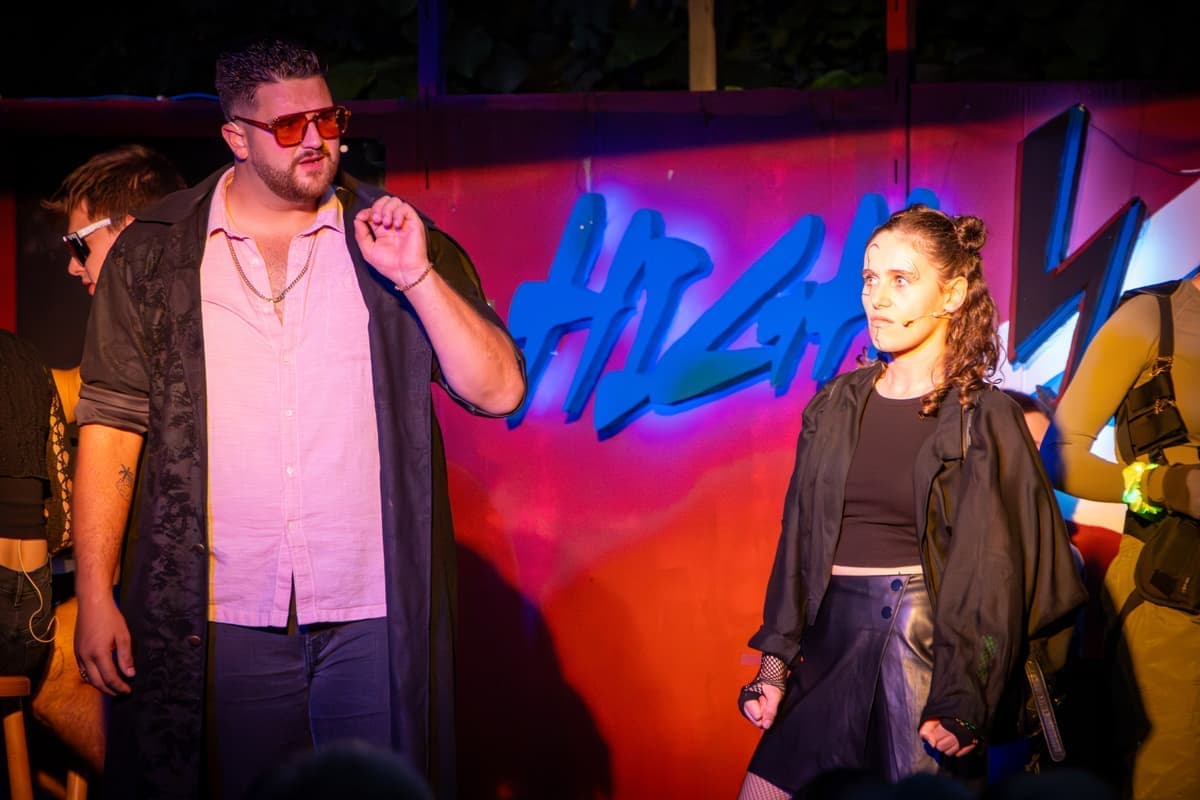 Hunter (Anton Rikart) und Raven (Lea)