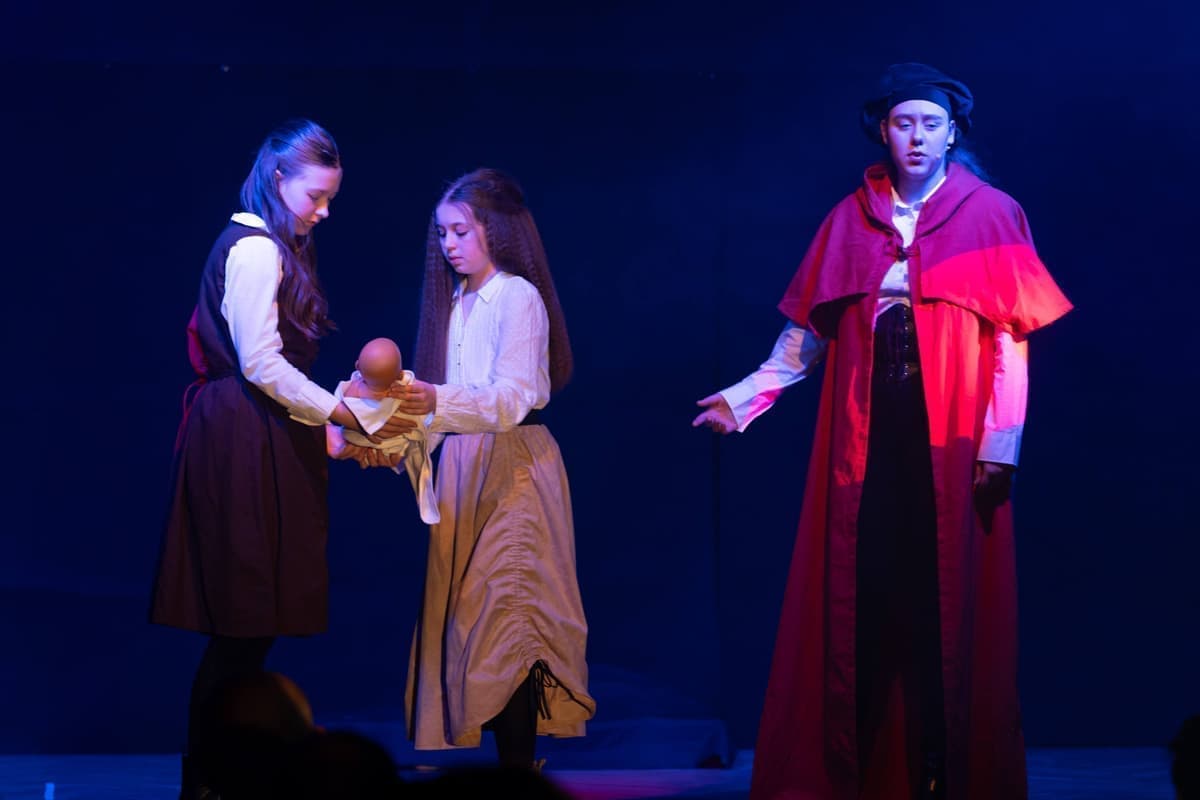 “Die Sage beginnt mit der Kindheit der Schwestern (in der Kindheit verkörpert von Lina Roos & Nela Rödel)”