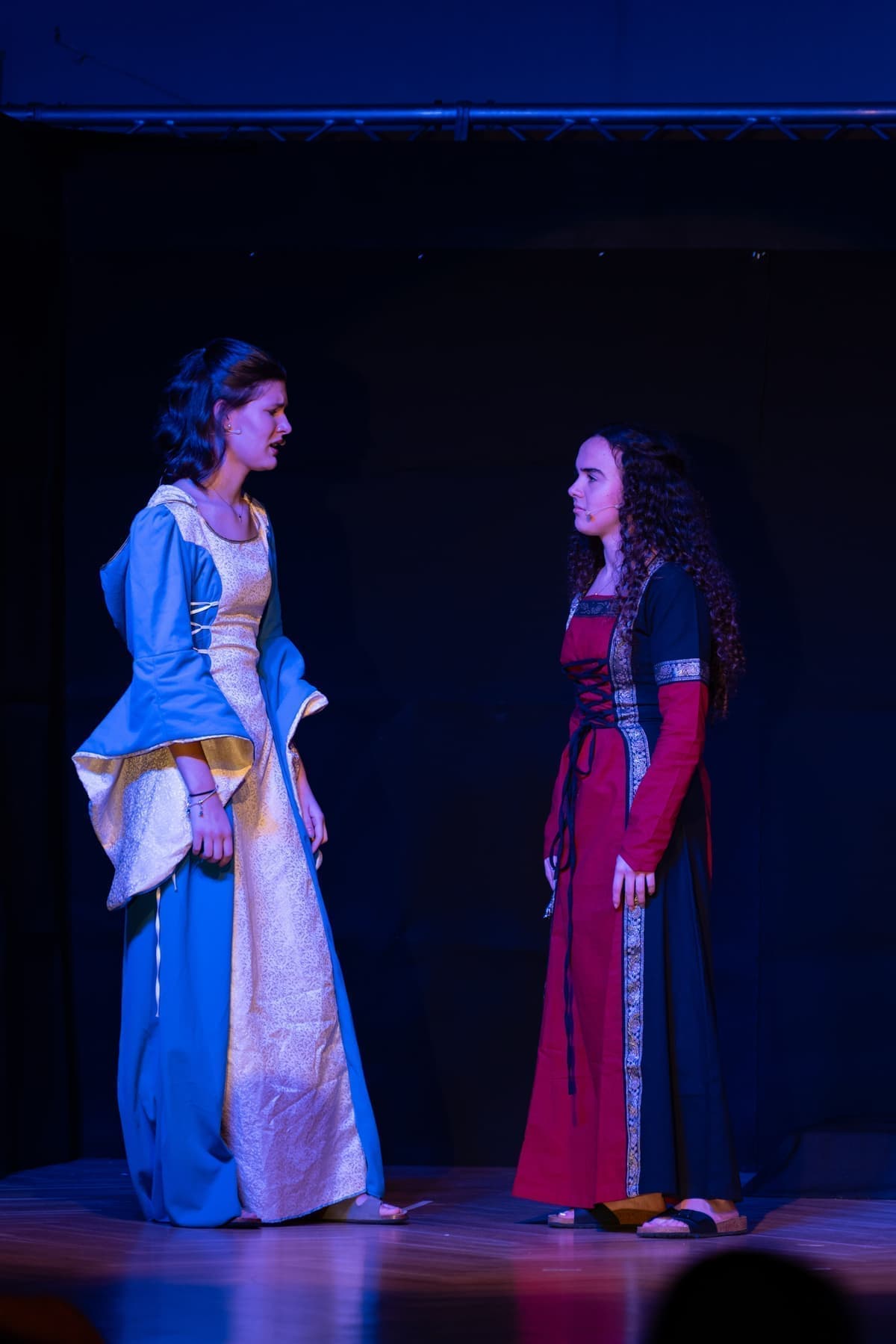 “Die älteren Schwestern (Nele Rörig & Elena Matheis) schmieden einen Plan.”