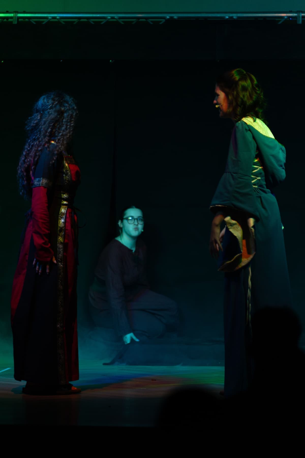 “... und dass sie niemandem davon erzählen kann, locken die Schwestern sie in den nahen Sumpf.”