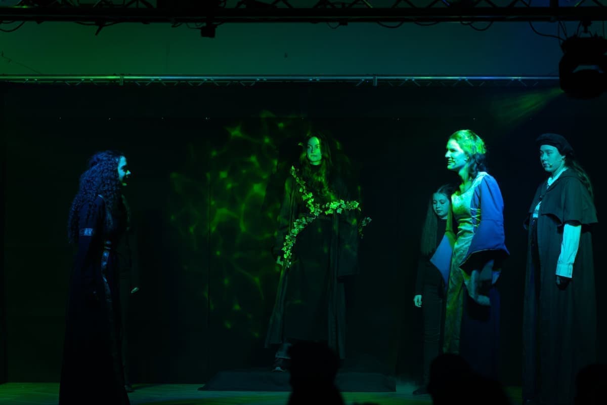 “Ein Waldgeist (Vanessa Carduck) lässt die bösen Schwestern für ihre Taten büßen und zieht sie in den Sumpf.”