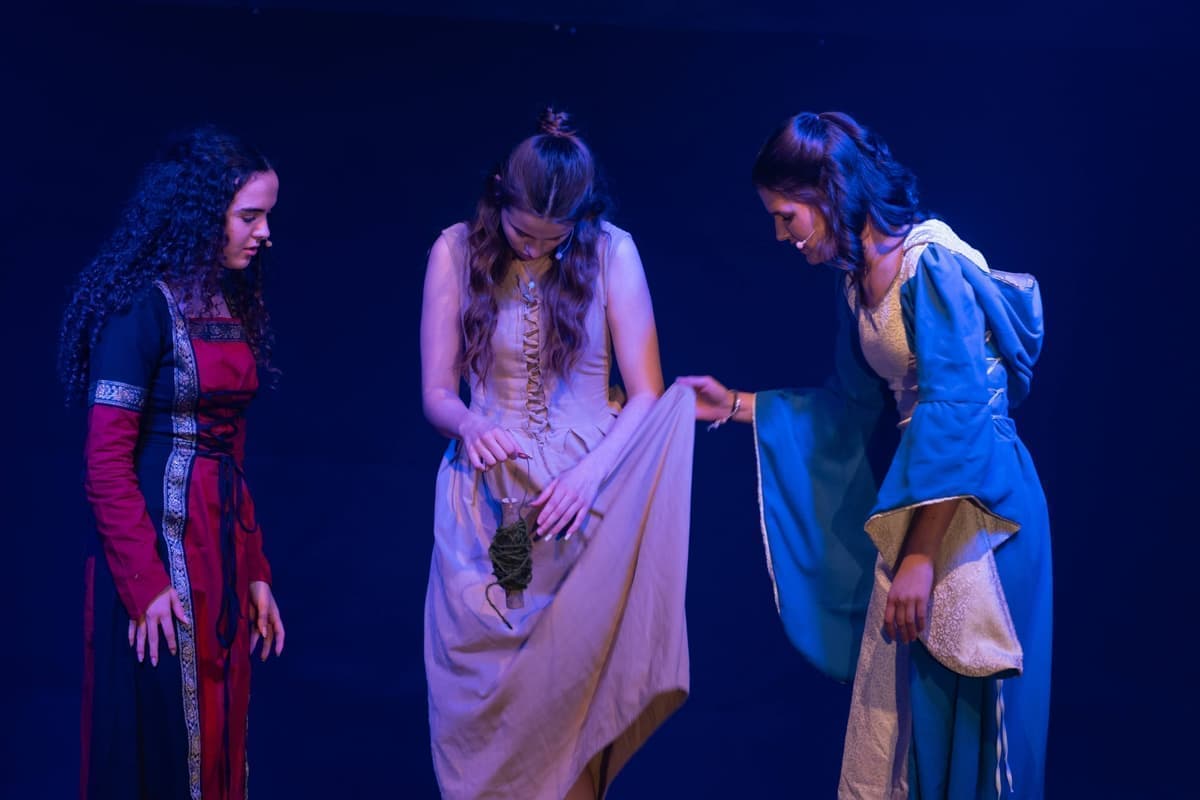 “Die beiden älteren Schwestern (Elena Matheis & Nele Rörig)...”